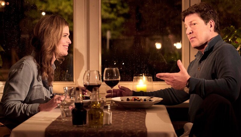 Anna (Ursula Buschhorn, l.) und Christian (Francis Fulton-Smith, r.) verbringen einen schönen Abend zu zweit. – Bild: WDR/​ARD/​Martin Rottenkolber