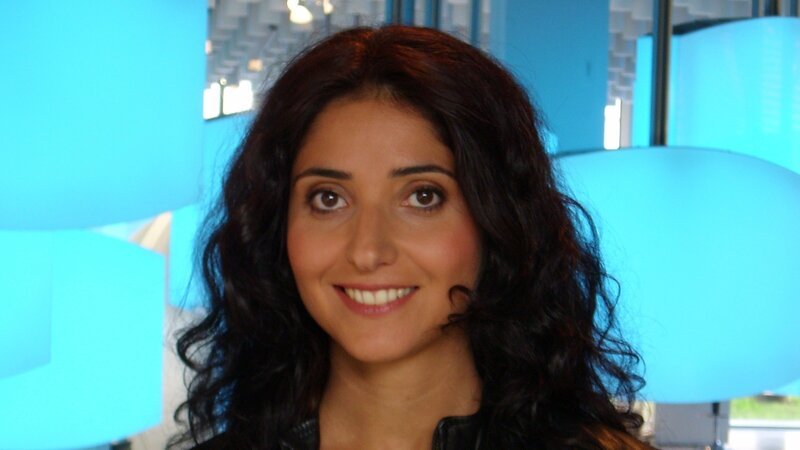 Moderatorin Özlem Sarikaya – Bild: 3sat