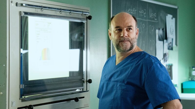 Strahl (Christoph Tomanek) hat keine Leichenspuren in den Fässern gefunden. – Bild: ARD/​Marion von der Mehden