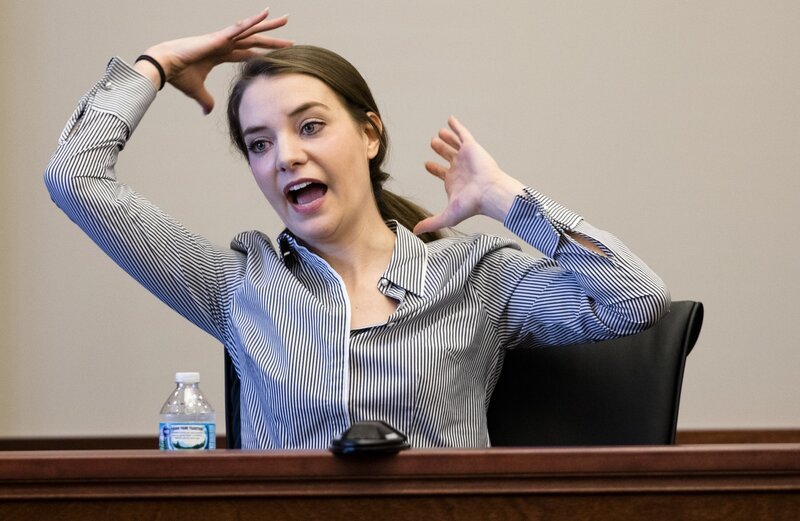 Shayna Hubers sagt im Gerichtssaal von Richter Daniel Zalla in Campbell County zu ihrer erneuten Verhandlung im Fall der Erschießung von Ryan Posten aus. – Bild: Kabel Eins Doku