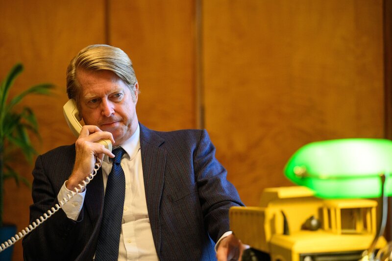 Ein Mann ist am Telefon – Bild: THE HISTORY CHANNEL /​ A+E Networks, Nicholas Smith/​Nicholas A Smith/​Nicholas A Smith