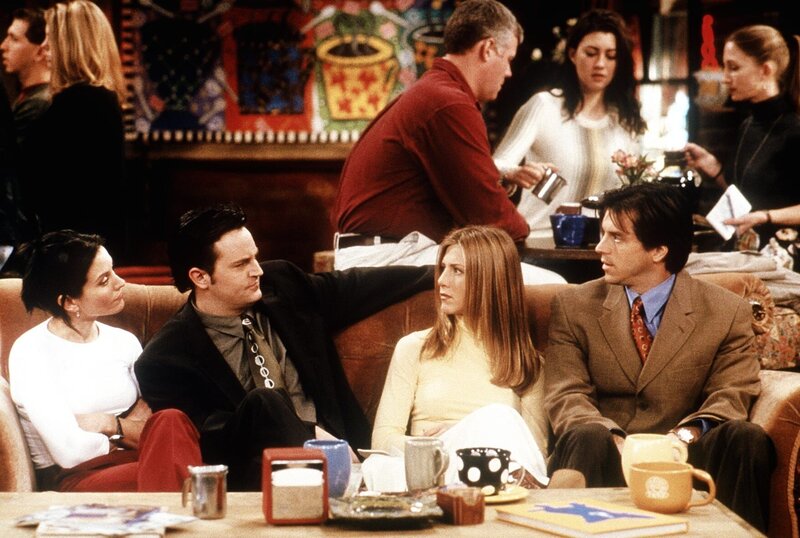 Rachel (Jennifer Aniston, 2.v.r.) muss zu einer Wohltätigkeitsveranstaltung, doch fehlt ihr noch der passende Begleiter. Monica (Courteney Cox, l.) und Chandler (Matthew Perry, 2.v.l.) meinen, den richtigen Mann für sie auf Lager zu haben. – Bild: Disney; Disney•Pixar; Lucasfilm LTD; Marvel