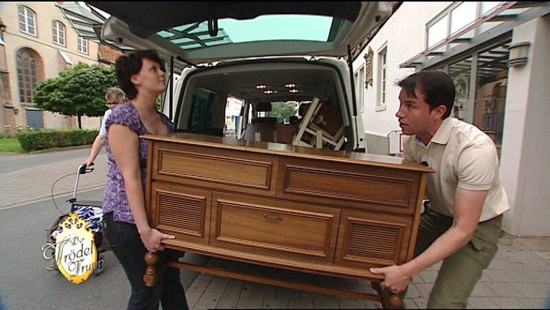 Marijke und Trödelexperte Antoine wollen versuchen, wenigstens Omas Musiktruhe an den Mann zu bringen. – Bild: RTL II