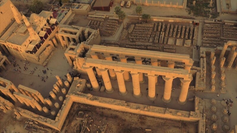 In Luxor, Hauptstadt der Pharaonen, stehen Mahmood Farouk und sein Team vor einer gewaltigen Herausforderung. – Bild: ZDF und Windfall Films