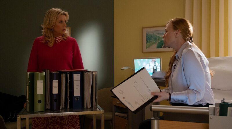 Philipp Brentano (Thomas Koch, li.) und Kai Hoffmann (Julian Weigend, re.) werden auf ihrer morgendlichen Joggingrunde fast von einem Auto überfahren. – Bild: MDR/​Sebastian Kiss