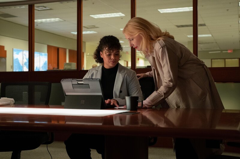 Sara Beckham (Lydia West, l.); Cornelia Gray (Patricia Clarkson, r.) – Bild: Ian Watson