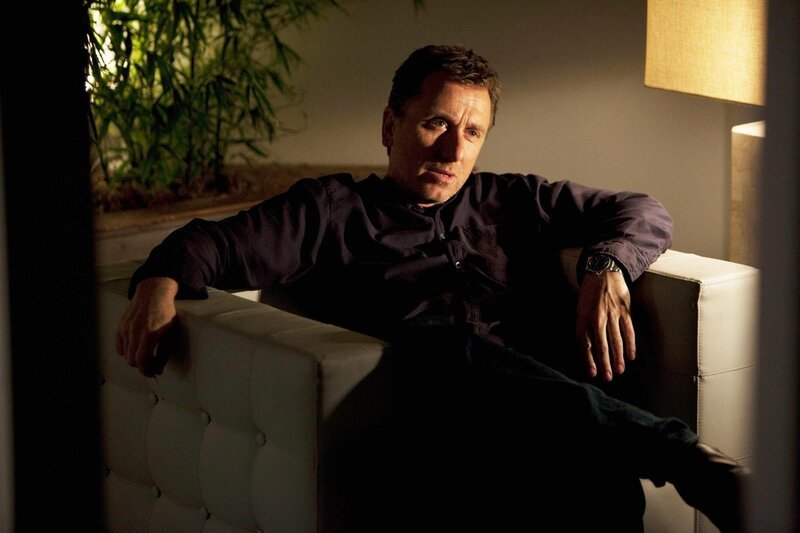 Dr. Cal Lightman (Tim Roth) wird von seiner ehemaligen Freundin gebeten, in einem ihrer Seminare einen Gastvortrag über seine Methoden zu halten. – Bild: RTL Crime