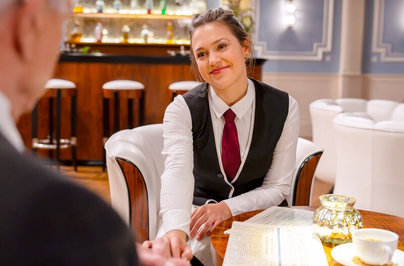 Maxi (Katharina Scheuba, r.) sagt Werner (Dirk Galuba, l.). dass sie sich einmal um wichtigere Dinge kümmern will. – Bild: ORF/​ARD/​Thomas Neumeier