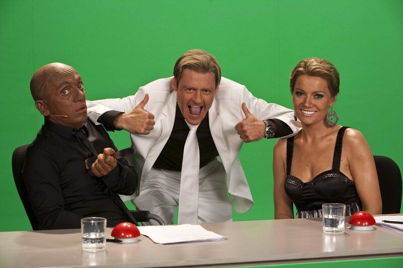 (5. Staffel) - Das Supertalent: Bruce Darnell (Bernhard Hoecker, l.), Dieter Bohlen (Max Giermann, M.) und Sylvie van der Vaart (Martina Hill, r.) ... – Bild: ProSieben
