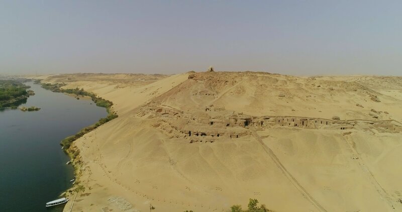 Das Geheimnis der Toten: Qubbet el-Hawa, die Nekropole am Nil, birgt uralte Rätsel in seinen Gräbern. – Bild: Patrick Acum /​ ZDF