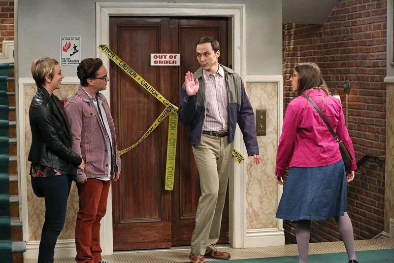 Sheldon (Jim Parsons, 2.v.r.) und Amy (Mayim Bialik, r.) holen die Date-Nights nach, die während Sheldons Zugreise ausgefallen sind, da sie vertraglich dazu verpflichtet sind. In der Hoffnung ein Doppeldate würde auch doppelt zählen, lädt Sheldon kurzerhand Penny (Kaley Cuoco, l.) und Leonard (Johnny Galecki, 2.v.l.) ein. Doch kann das gut gehen? – Bild: Warner Bros. Television