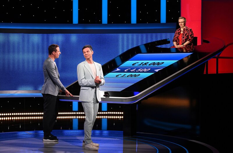 Moderator Alexander Bommes (l.) mit dem SWR3-Moderator Michael Wirbitzky (2.v.l.) und der Jägerin Adriane Rickel (r.). – Bild: ARD/​Uwe Ernst