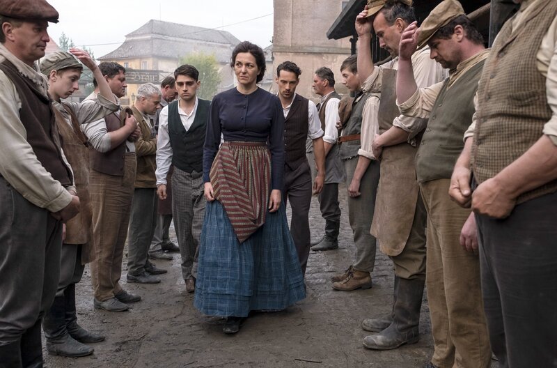 (v.li.): Markus Krojer (Ludwig Hoflinger), Martina Gedeck (Maria Hoflinger), Klaus Steinbacher (Roman Hoflinger). – Bild: BR/​ARD Degeto/​MDR/​WDR/​Zeitsprung Pictures GmbH/​Dusan Martincek