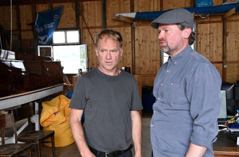 Die Brüder Boris Kukies (Rainer Strecker, r.) und Anton Kukies (Mathias Harrebye-Brandt, l.) sind in die Ermittlungen eines Raubüberfalls verwickelt. – Bild: ARD/​Laurent Trümper