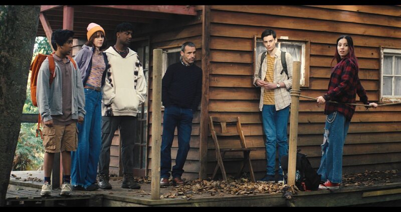 Glen (Krish Misra), Alice (Scarlett Rayner), Finn (Jordan Adene), Aiden (Dara Devaney), Louis (Oliver Cunliffe) und Kaz (Maiya Silveston, v.l.n.r.) warten auf Meg, die auch zum Silverpoint-Camp kommt. Hier sollen die vier der Libellen-Gruppe ihre Erinnerung wieder zurückbekommen. – Bild: ZDF/​Zodiak Kids & Family Productions UK Ltd.