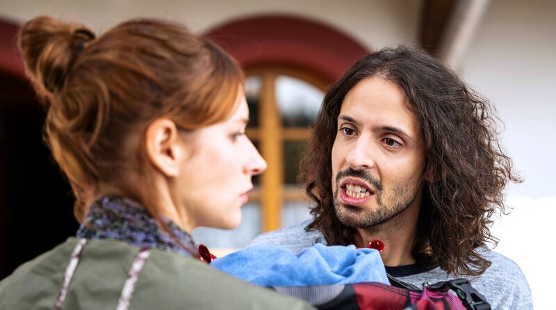Albert (Alessio Hirschkorn, r.) erfährt von Celines (Ana-Carolina Kleine, l.) Ausrutscher mit Dr. Schröder. – Bild: SWR/​Patricia Neligan