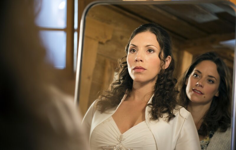 Trotz tragischer Vorkommnisse will Sophie (Eva-Maria Reichert, l.) die Hochzeit durchziehen. Ihre Freundin Jana (Anja Knauer, r.) hilft ihr bei den Vorbereitungen, auch wenn sie kein Verständnis hat. – Bild: ZDF/​Thomas R. Schumann