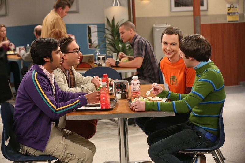 Sind ganz besondere Freunde: Leonard (Johnny Galecki, 2.v.l.), Sheldon (Jim Parsons, 2.v.r.), Rajesh (Kunal Nayyar, l.) und Howard (Simon Helberg, r.) … – Bild: Warner Bros. Television