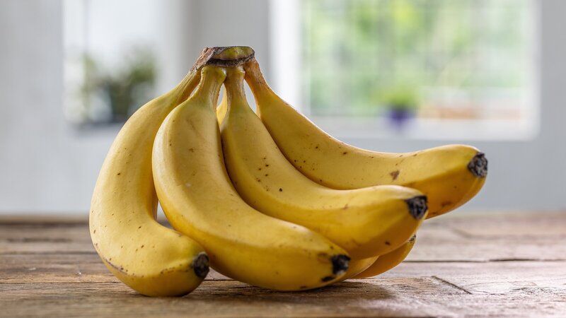 Weltweiter Bananenhandel, Umweltschäden, Pestizidbelastung: Die Banane ist beliebt, doch ihr Anbau in Monokulturen führt zu Ausbeutung, Einsatz von Pestiziden, Fungiziden und gefährlichen Arbeitsbedingungen. – Bild: ZDF und Daniel Assmann