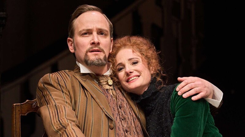 Laura Uhlig in der Rolle der Tony und Marco Reimers in der Rolle des Thomas stehen während einer Probe zu dem Stück „Buddenbrooks – Eine Familiensaga“ auf der Bühne des Ohnsorg Theaters. – Bild: Oliver Fantitsch/​www.fantitsch.de