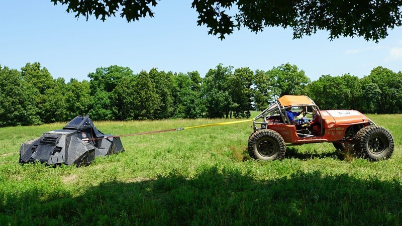 Klein, aber oho: Der Tornado Puncher, der hier seine Kräfte mit einem Rock Crawler misst, wagt sich in die stärksten Tornados auf dem nordamerikanischen Kontinent, um mitten im Sturm wissenschaftliche Daten zu sammeln. – Bild: Arrow Media/​ WeltN24 GmbH