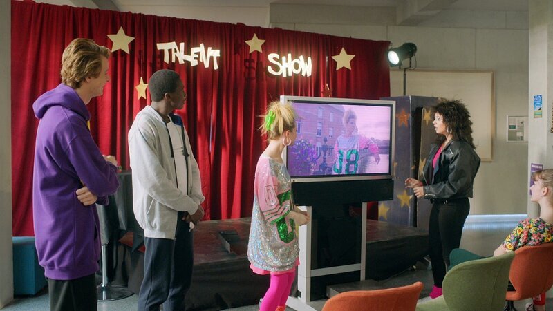 Fox) und Kennedy (Caitlin Rose Lacey) präsentieren bei einer Talent-Show in der Ballettschule ein Musikvideo im 80er Jahre-Stil. – Bild: ZDF /​ Cottonwood Media /​ Opéra national de Paris
