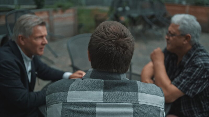 Strafverteidiger Hans Reinhard (l.) mit seinem Mandanten und dessen Vater: Kann Dominik S. aus der Psychiatrie in den Regelvollzug wechseln? – Bild: ZDF und Maciej Rolbiecki