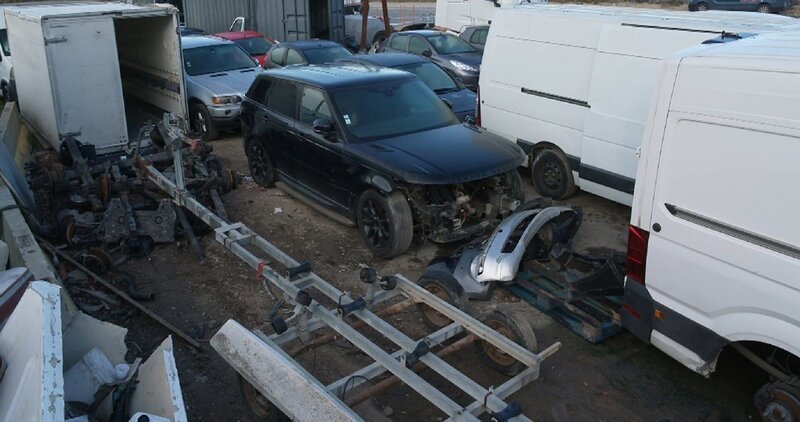 Auch manche Werkstätten beteiligen sich am illegalen Handel mit Autoteilen. – Bild: ZDF und Patrick Spica Productions