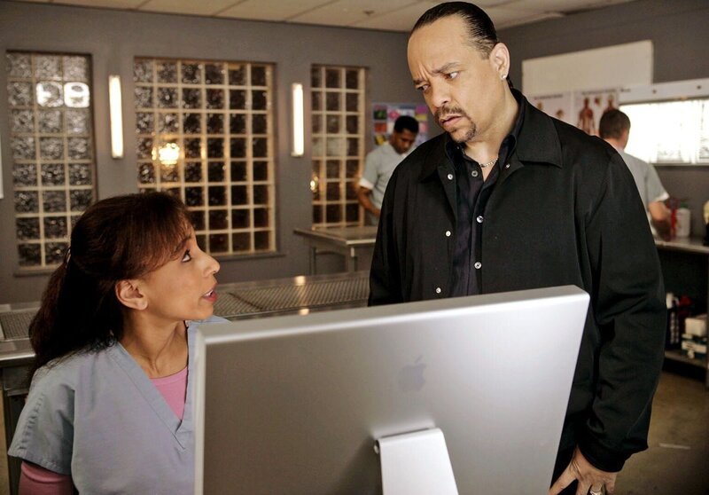 Die Pathologin Dr. Warner (Tamara Tunie) hat herausgefunden, woher die Knieprothese der Leiche stammt. Sie gibt Det. Tutuola (Ice-T) die Adresse. – Bild: RTL NITRO /​ NBC Universal