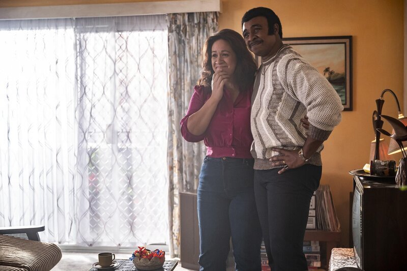 Ata Johnson (Stacey Leilua, l.); Rocky Johnson (Joseph Lee Anderson, r.) – Bild: Universal Television LLC
