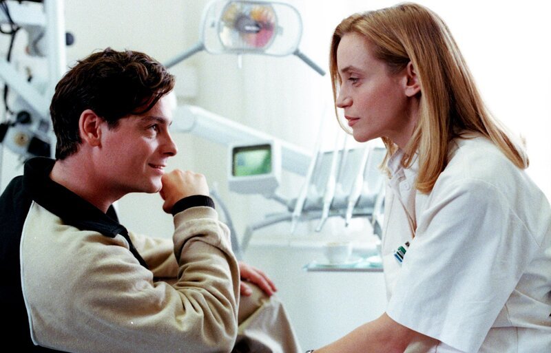 Sebastian Reidinger flirtet mit der Zahnärztin während Elisabeth die Minuten mit ihrem Vater genießt (v.li.: Fritz Karl, Roswitha Meyer). – Bild: ORF/​Petro Domenigg