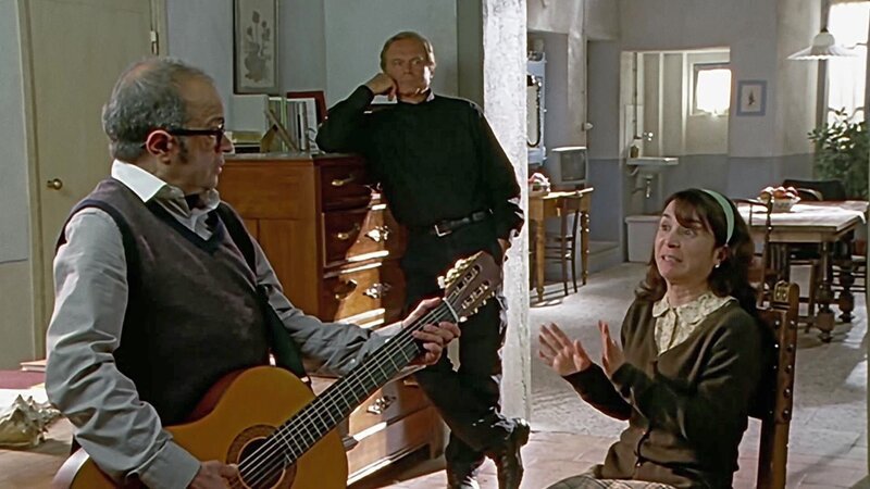 Natalina findet Pippos Gitarrenspiel grauenhaft und ist der Ansicht, dass sein Talent nicht ausreicht, um ihre überragende Gesangsdarbietung beim Musikwettbewerb zu begleiten. Don Matteo denkt sich seinen Teil. (Francesco Scali, Terence Hill, Natalie Guetta, v.l.) – Bild: Bibel TV