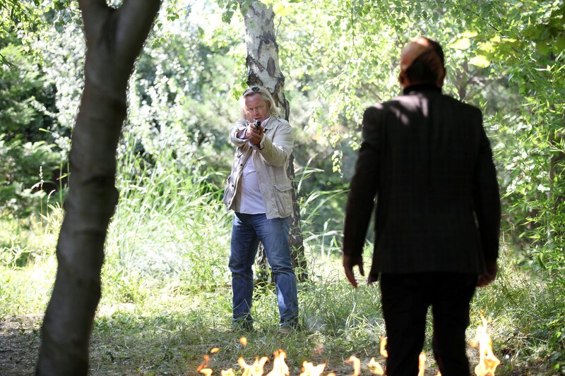 (v.li.): Gregor Seberg (Helmuth Nowak), Helmuth Häusler (Bertram Stocker). – Bild: Bavaria Media GmbH