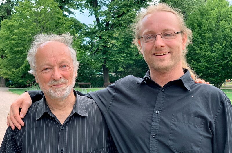 Vor 30 Jahren fiel die Mauer. Der Kinder der Bürgerrechtler sind heute so alt, wie ihre Eltern damals. Führen sie das Lebenswerk fort oder hat das Engagement ihrer Eltern sie zu einer unpolitischen Generation gemacht? Im Film erzählen Nadja, Tochter der Regisseurin Freya Klier und Daniel, Sohn des Mitbegründers des Neuen Forum, Martin Böttger, wie ihre Eltern sie geprägt haben. – Martin Böttger (li.) mit seinem Sohn Daniel – Bild: rbb/​Catarina Woj