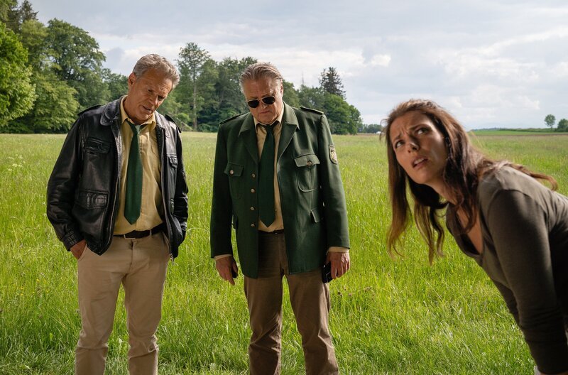 ARD HUBERT OHNE STALLER FOLGE, IX. Staffel, Folge 144, „Daumen hoch“, am Mittwoch (30.12.20) um 18:50 Uhr im ERSTEN. Leonard Zirngibl, Seniorinhaber der Qualitätsmetzgerei Zirngibl, kommt durch einen Sturz von seinem Hochsitz ums Leben. Hubert (Christian Tramitz, l.), Girwidz (Michael Brandner, M.) und Dr. Fuchs (Susu Padotzke, r.) rätseln: Wie kam es zu dem tödlichen Sturz vom Hochsitz? © ARD/​TMG/​Arvid Uhlig, honorarfrei – Verwendung gemäß der AGB im engen inhaltlichen, redaktionellen Zusammenhang mit genannter ARD-Sendung bei Nennung „Bild: ARD/​TMG/​Arvid Uhlig“ (S2+). ARD-Programmdirektion/​Bildredaktion, Tel: 089/​5900⁠–⁠24302, mail:bildredaktion@DasErste.de – Bild: ARD/​TMG/​Arvid Uhlig /​ ARD-Programmdirektion