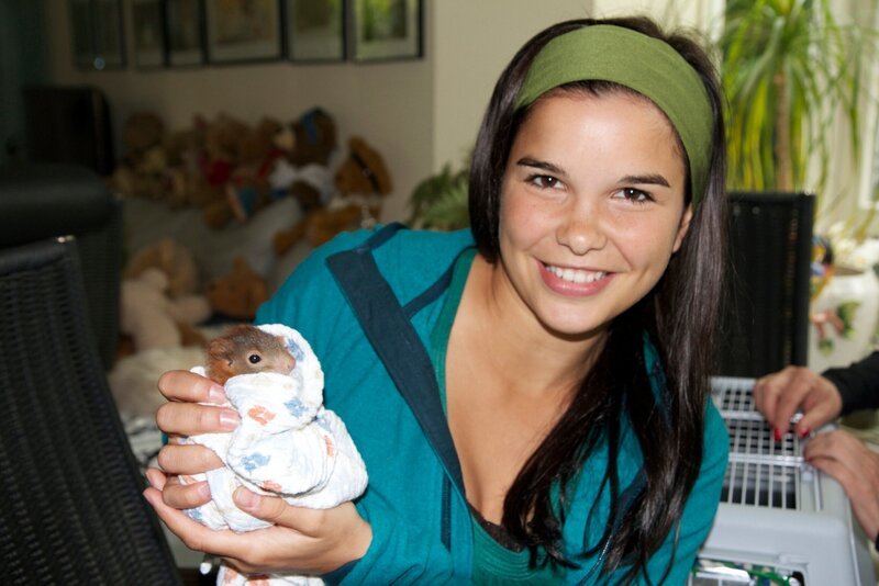 Anna mit einem vier Wochen alten verwaisten Eichhörnchen. – Bild: BR/​TEXT + BILD Medienproduktion