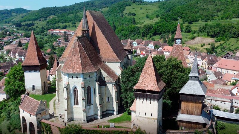 Das Dorf Biertan im Süden von Transsilvanien beherbergt eine der größten und eindrucksvollsten mittelalterlichen Festungen in Siebenbürgen. Die imposante Wehrkirche, erbaut von den Siebenbürger Sachsen, war die einzige Möglichkeit, die Einwohner vor den Angriffen der Türken und Mongolen zu schützen. – Bild: NDR/​Sina Hutt