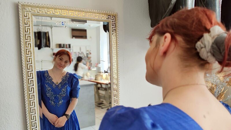 Carola und ihr Lothar wollen heiraten, dafür lässt sie ihr Kleid beim Schneider ändern. – Bild: RTLZWEI, Good Times Fernsehprodu