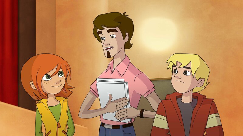 Herr Pinter erkundigt sich bei Steffi, wie sie mit dem Textlernen vorankommt. Kalle unterstützt Herrn Pinter als Regieassistent. – Bild: ZDF /​ Edebé Audiovisual /​ B-Water