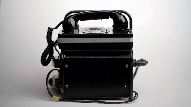 Die „Blaumeise“ (UDS 721 U) war das erste und einzige Funktelefon der DDR – entwickelt vom VEB Funkwerk Köpenick für ein Telefonnetz in Mexiko. In der DDR selbst kam es nie zum Einsatz; nur ein Prototyp blieb erhalten. Heute gilt das Gerät als seltenes Unikat und Symbol für technischen Einfallsreichtum. – Bild: Sven-Jakob Engelmann /​ ZDF und Sven-Jakob Engelmann