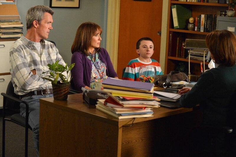 NELLA FOTO, DA SINISTRA: NEIL FLYNN (MIKE HECK), PATRICIA HEATON (FRANKIE HECK), ATTICUS SHAFFER (BRICK HECK). DI SPALLE: RACHEL DRATCH (DIRETTRICE BAKER) – Bild: MEI2 /​ RTI S.p.A. Interactive Media /​ Mediamond S.p.a. /​ RTI spa /​ Gruppo Mediaset