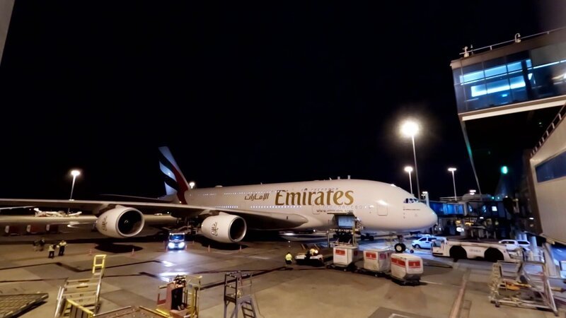 Ein Emirates A380-Flugzeug am Flughafen Melbourne bei Nacht. – Bild: ITV Studios
