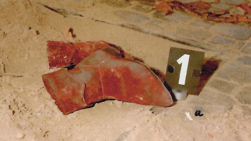 Berlins gefährlichster Serienkiller zerrt die 22-jährige Susanne M. auf einen Spielplatz. Er misshandelt, missbraucht und ermordet sie. Ihre Leiche und ihre Kleidung werden erst am nächsten Morgen entdeckt. – Bild: ZDFneo