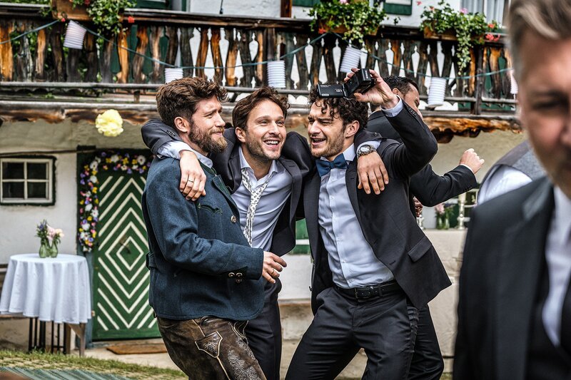 Von links: Schorschi Striebel (Sebastian Edtbauer), Franz Roth (Pablo Sprungala) und Bastian Pfeiffer (Raban Bieling) haben die Hochzeitsfeier gemeinsam vorbereitet. Ein gelungenes Fest! – Bild: ZDF und Raymond Roemke