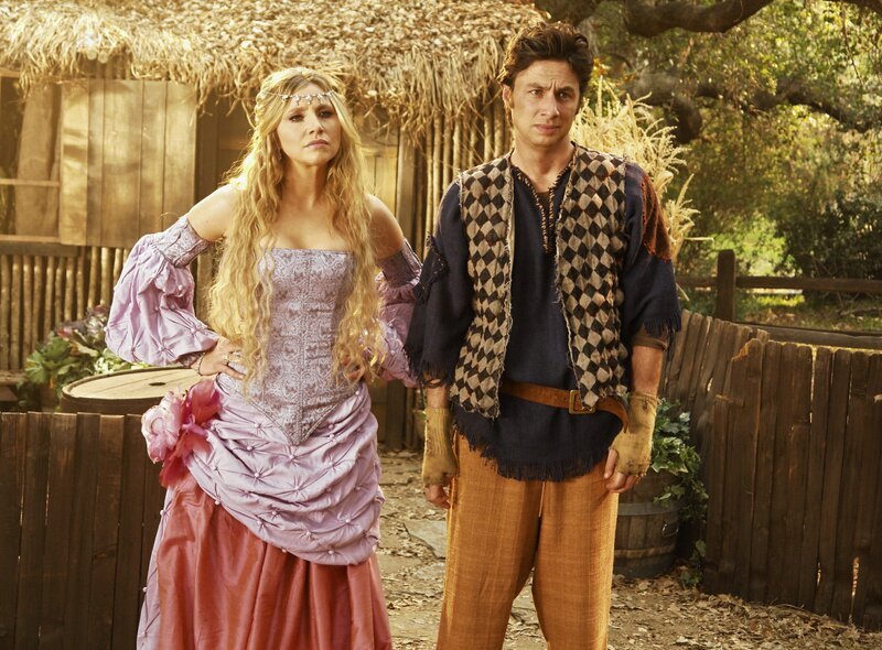 Gemeinsam nehmen es die Prinzessin (Sarah Chalke, l.) und der Dorftrottel (Zach Braff, r.) mit den gefährlichen Monstern auf … – Bild: Touchstone Television Gemeinsam nehmen es die Prinzessin (Sarah Chalke, l.) und der Dorftrottel (Zach Braff, r.) mit den gefährlichen Monstern auf … – Bild: Touchstone Television