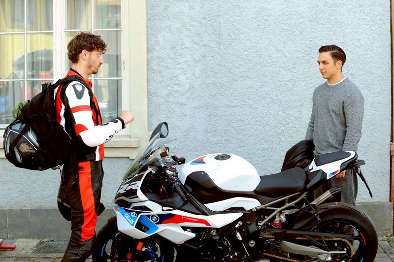 Jason (Jason Giuranna, links) lädt Leon (Joel Akgün, rechts) zu einem gemeinsamem Motorrad-Trip ein. – Bild: Marco Orlando Pichler /​ BR