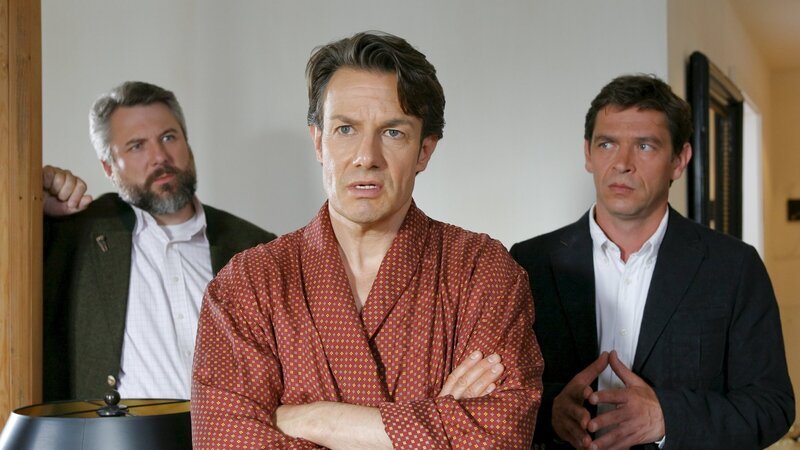 Noch gehen die Kommissare Stadler (Dieter Fischer, l.) und Lind (Tom Mikulla, r.) davon aus, dass der Mordanschlag Erfolgsautor Harry Rotburg (Urs Remond, M.) galt. – Bild: ZDF und Christian A. Rieger