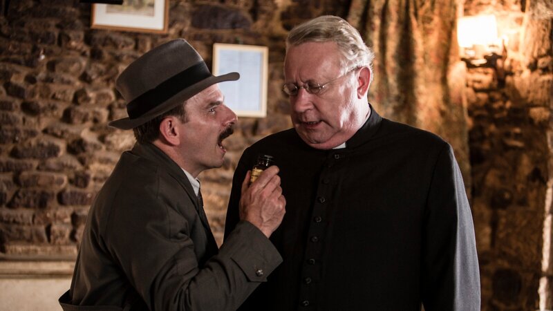 Inspector Mallory (Jack Deam, l.) hat genug davon, dass Father Brown (Mark Williams, r.) sich ständig in die Ermittlungen einmischt. Doch Father Brown ist der festen Überzeugung, dass Inspector Mallory die falsche Person festgenommen hat. – Bild: ZDF und Gary Moyes