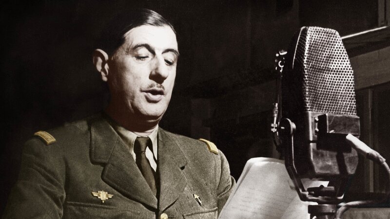 Charles de Gaulle in den BBC-Studios in London bei den Aufnahmen zu seiner Rede. – Bild: ZDF und Et La Suite Productions