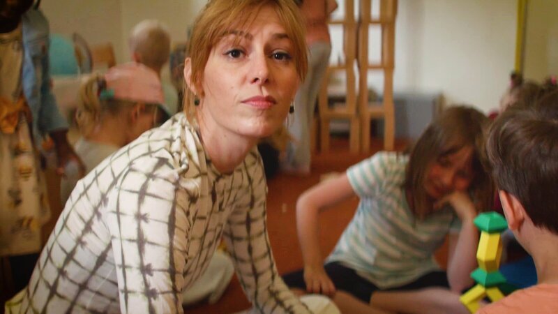 Eva Schulz zu Besuch in der Kita St. Lukas in Salzgitter – Bild: ZDF and Theresa Maué